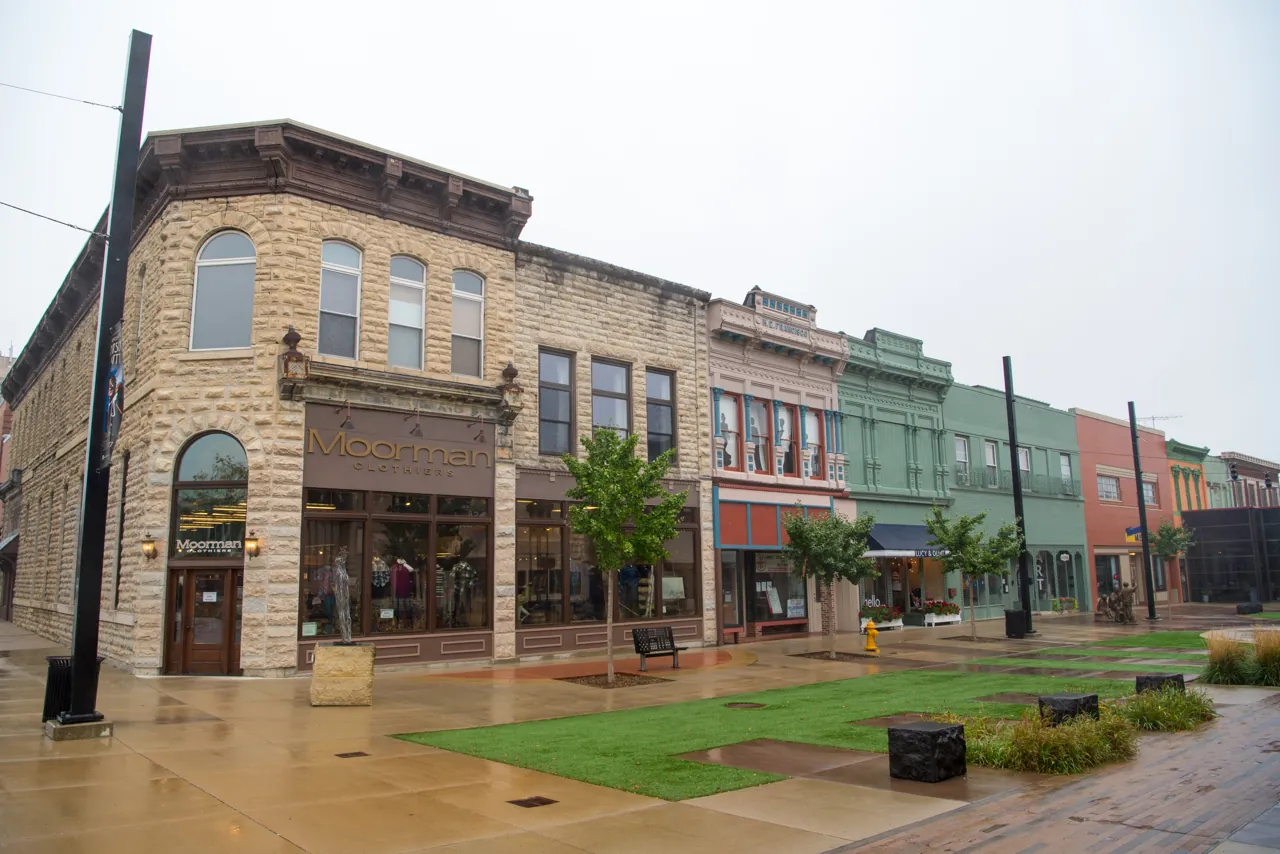 Federal Avenue plaza in Mason City, photographed in 2017