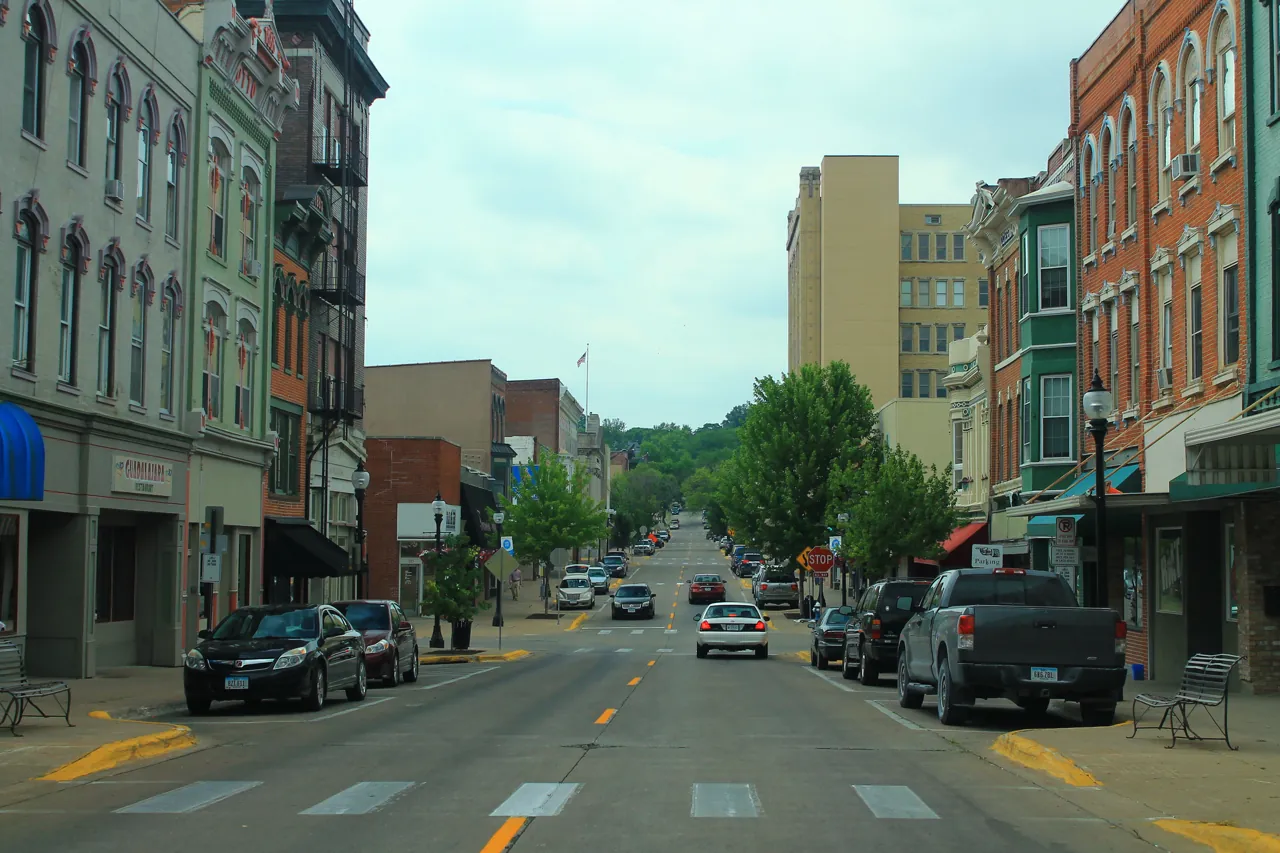 A street through downtown Muscatine, photographed in 2016